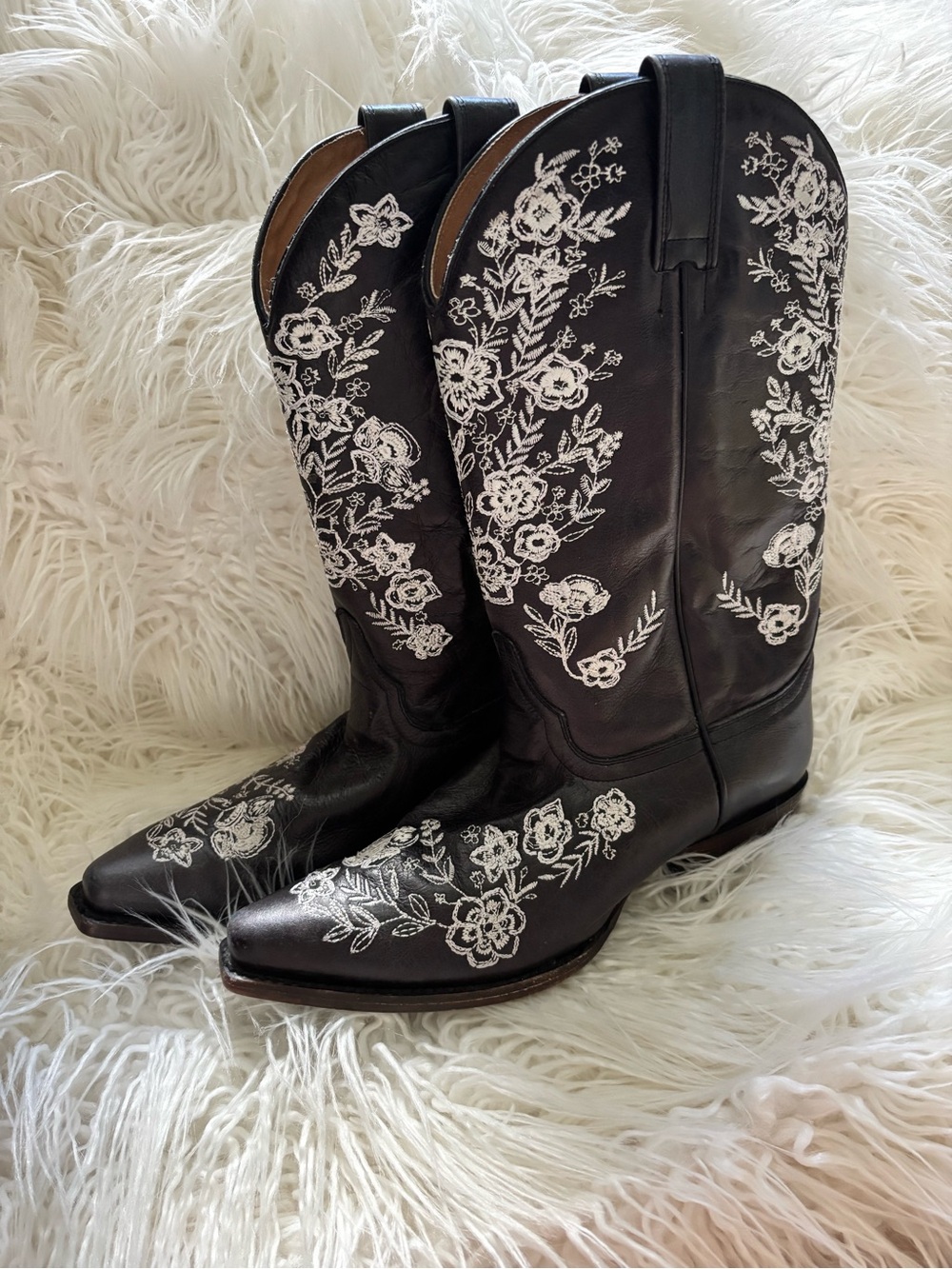 Shyanne Black Western Floral Embroidered Heeled Boots